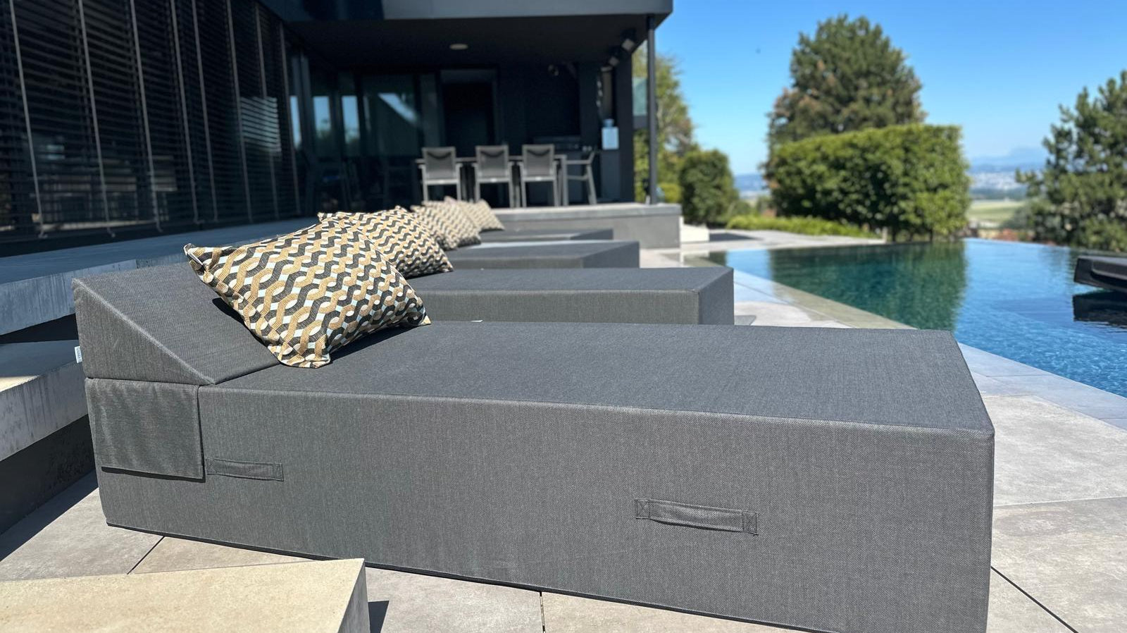 Lit de piscine : l’indispensable pour un extérieur élégant et confortable