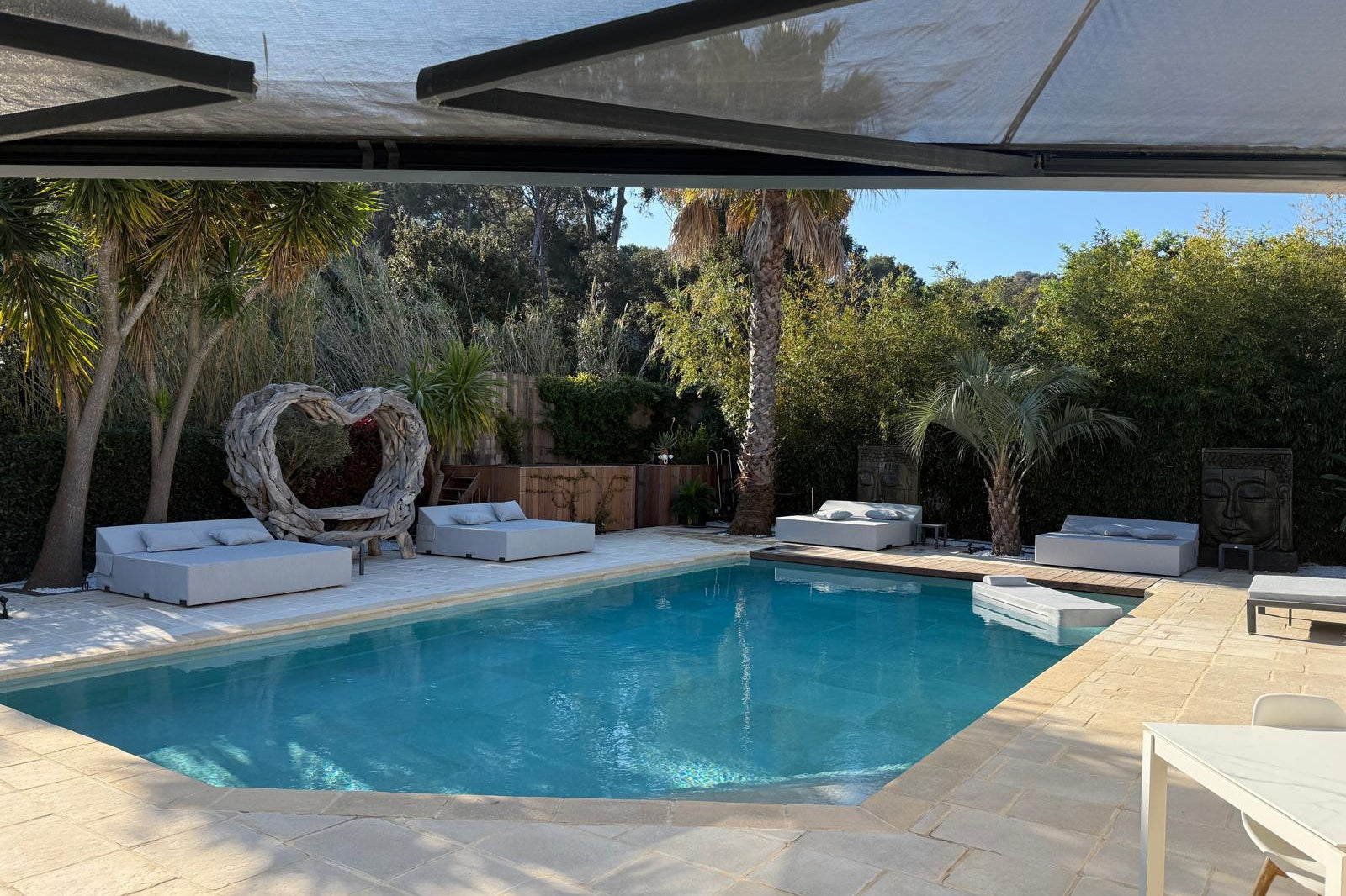 grand-bed-piscine-terrasse-luxe