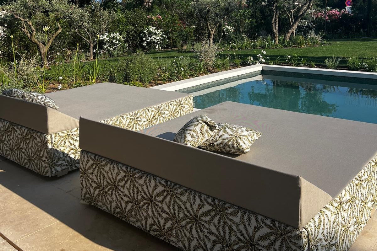 lit-de-piscine-tissu-palmiers-design