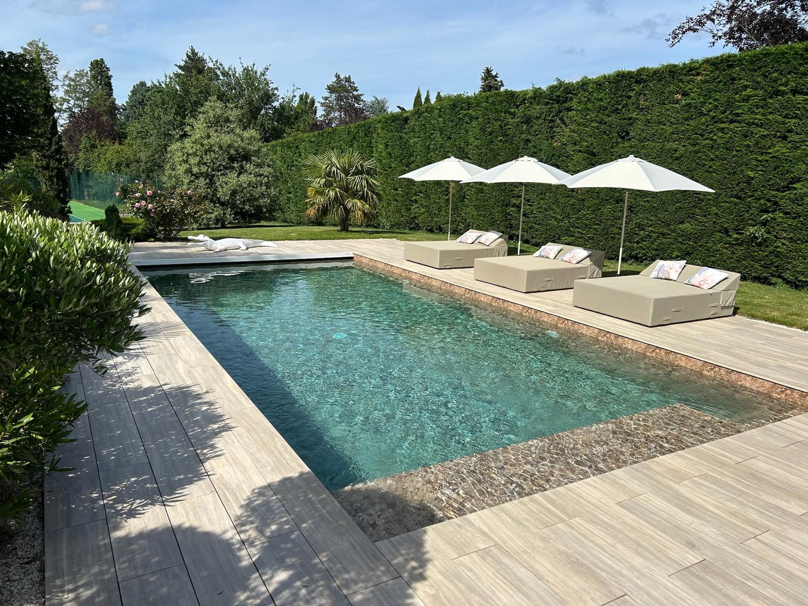 Bain de soleil double : avantages, styles et idées d’aménagement outdoor