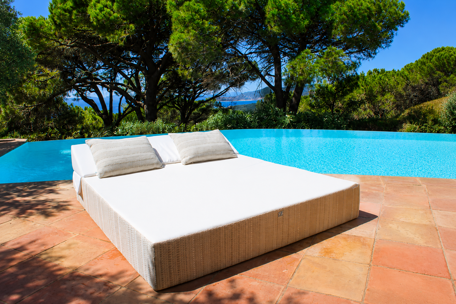 lit-de-piscine-batyline-blanche-tissu-elitis