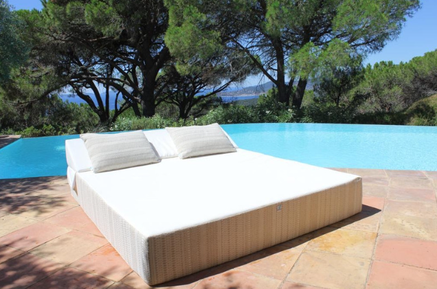 MARIE | Beach Bed and Pool