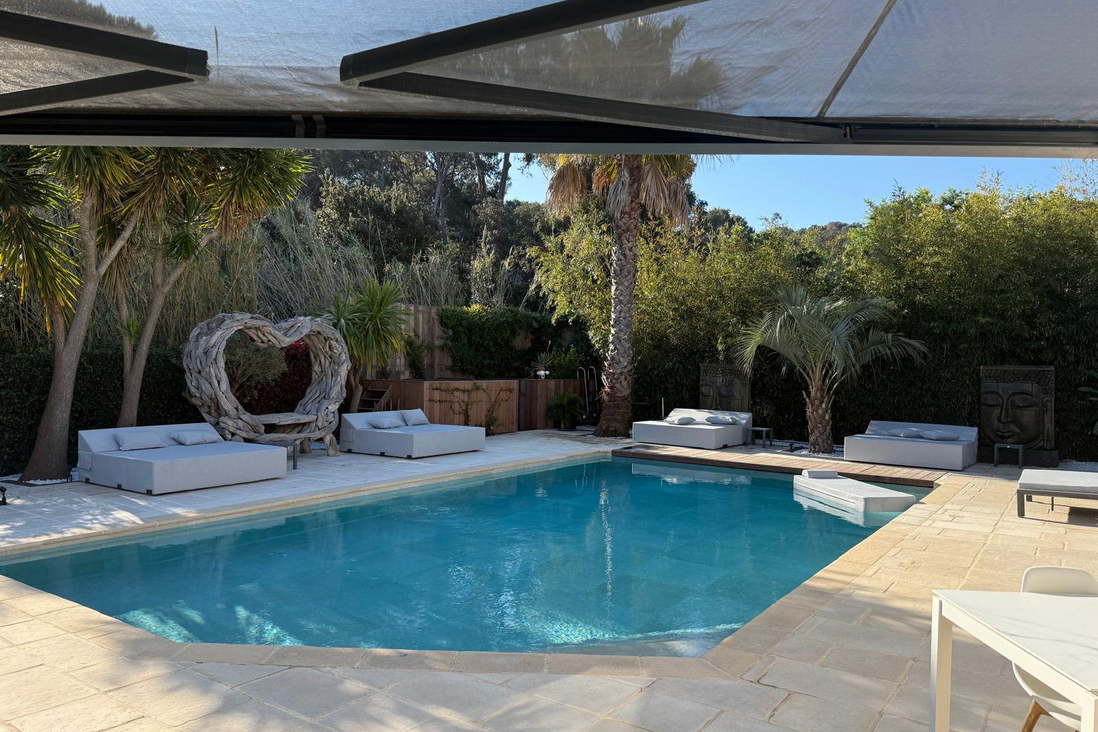 grand-bed-piscine-terrasse-luxe